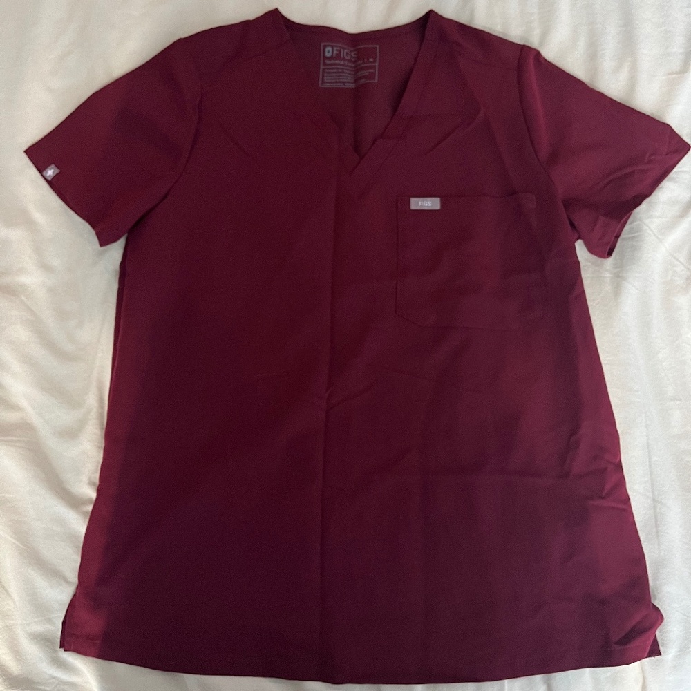 FIGS Catarina One-Pocket Scrub Top in Burgundy